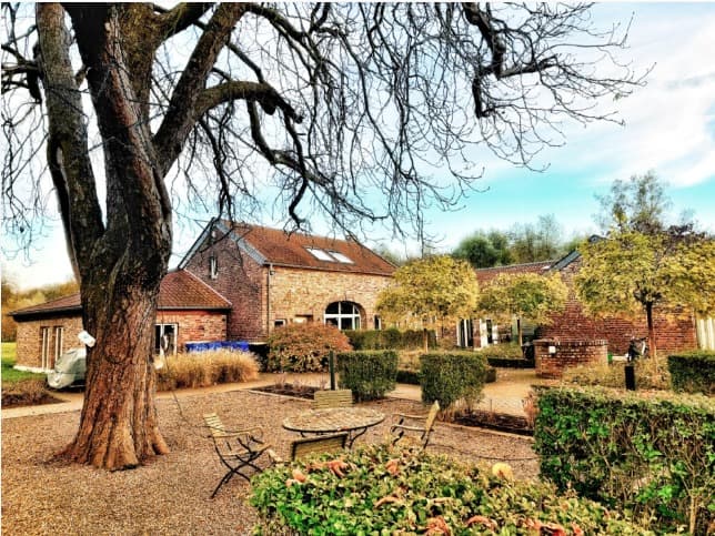 Außenansicht der Rheinkanzlei mit begrüntem Innenhof