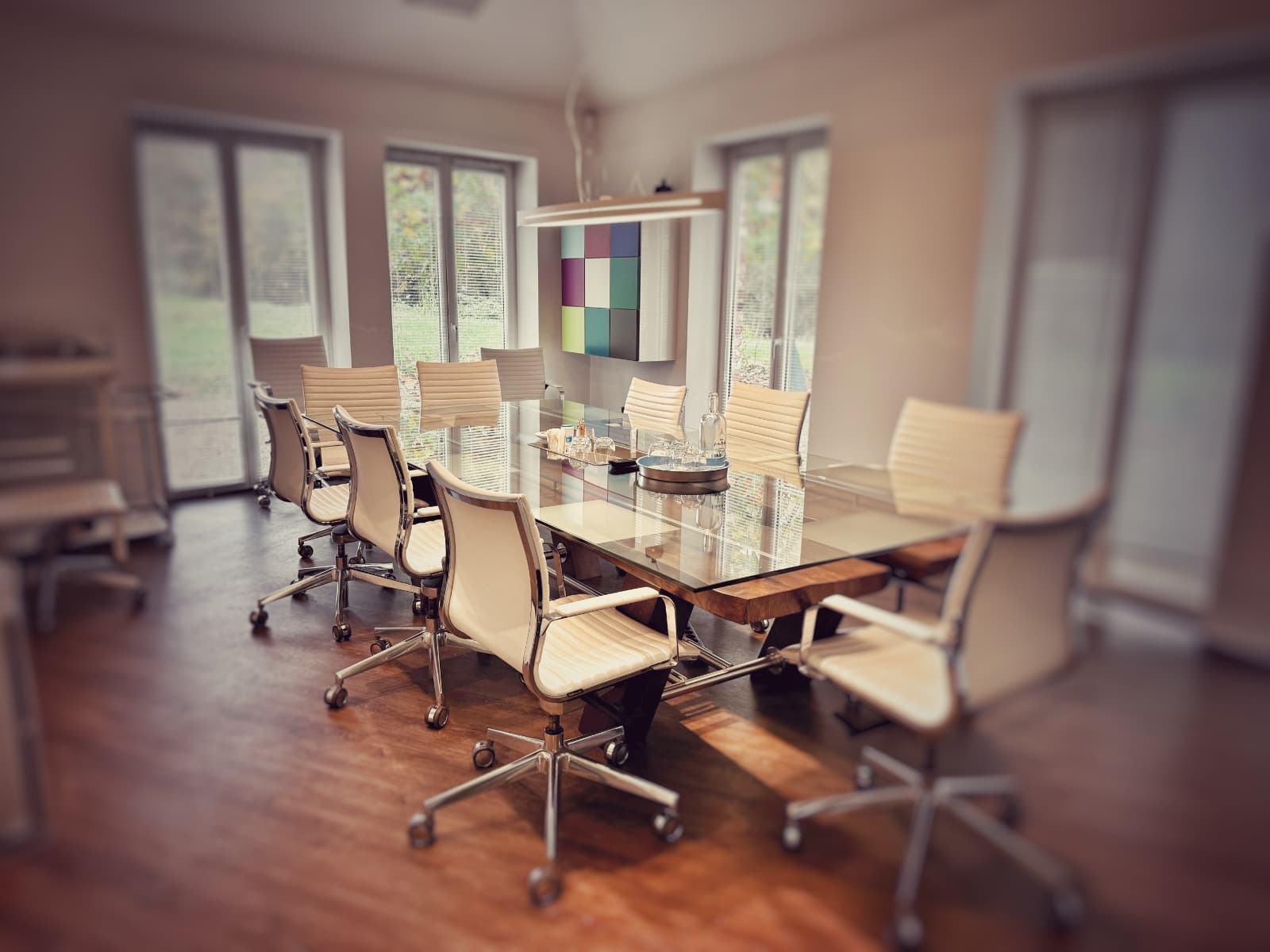 Besprechungsraum der Rheinkanzlei mit großem Glastisch und Konferenzstühlen