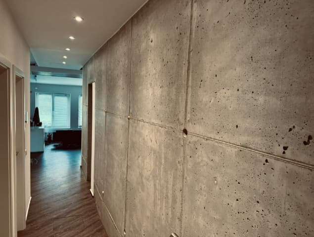 Innenansicht eines Flurs der Rheinkanzlei mit Sichtachse in die Büroräume